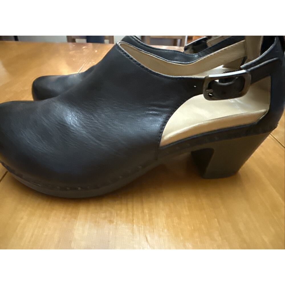 Dansko Sassy Milled Black Leather Sz 10 /40 Clogs Ankle Strap EUC Comfort Office - Picture 3 of 9